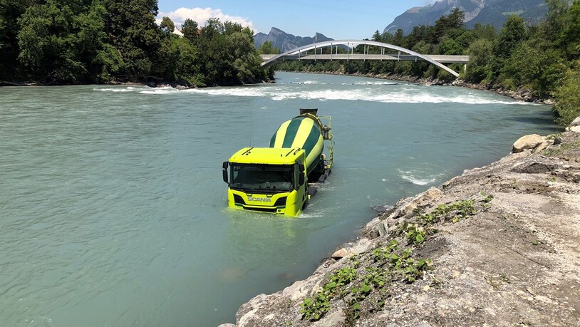 Ein Lastwagen ist aus noch ungeklärten Gründen in den Rhein gerollt.