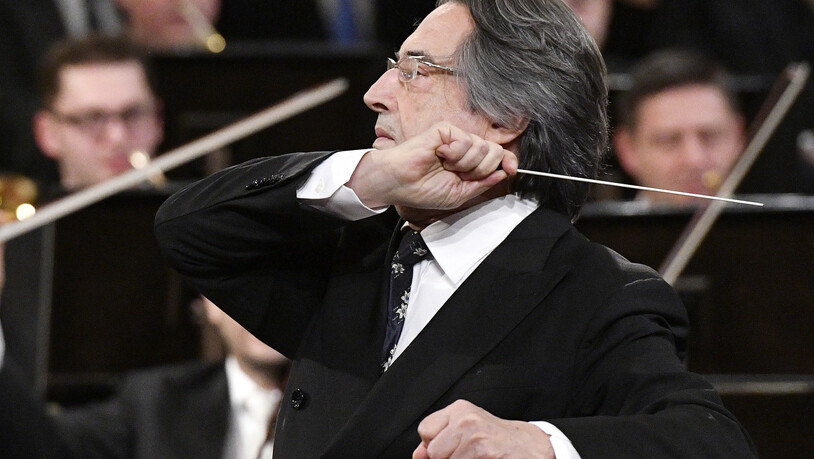 ARCHIV - Der italienische Dirigent Riccardo Muti (M) leitet das Neujahrskonzert 2018 der Wiener Philharmoniker. Muti will bei zwei Friedenskonzerten eine musikalische Brücke ins vom Krieg zerstörte Syrien schaffen. (zu dpa "Muti dirigiert Friedenskonzert…