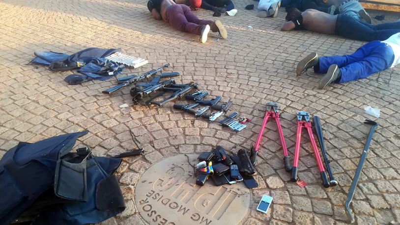 MIndestens fünf Tote und mehrere Verletzte: Beschlagnahmte Waffen und verhaftete Verdächtige vor der Kirche in Zuurbekom im Westen von Johannesburg. (Polizeifoto)