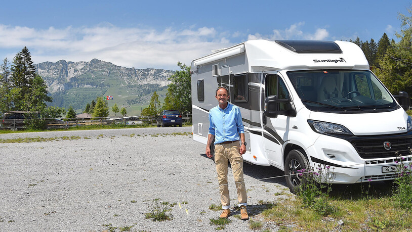 Unternehmer Richi Bolt wandelt in Amden einen Teil des Parkplatzes in Arvenbüel in einen temporären Campingplatz um.