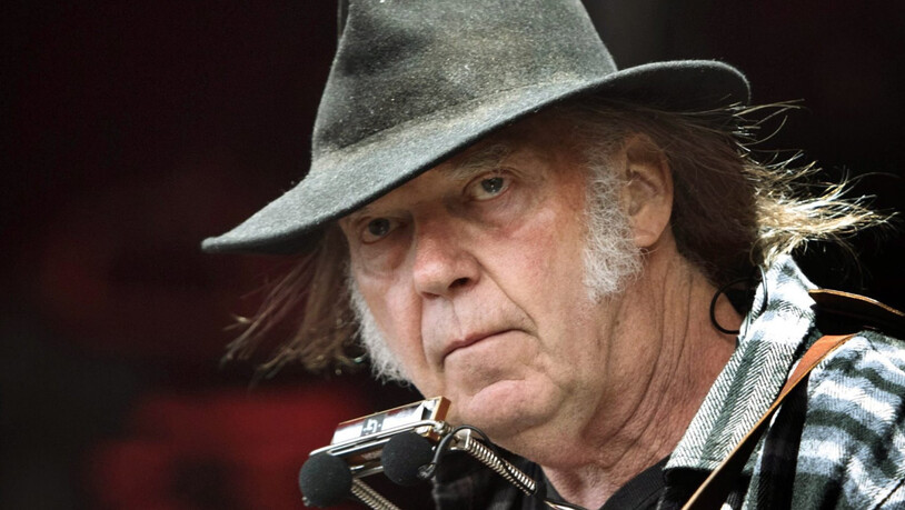 ARCHIV - Neil Young tritt auf dem Roskilde Festival auf. Foto: Nils Meilvang/SCANPIX DENMARK/dpa