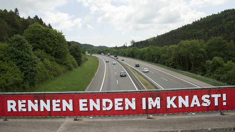 ARCHIV - Ein Banner warnt in  einer Kampagne in Baden-Württemberg vor illegalen Autorennen. Foto: Steffen Schmidt/dpa