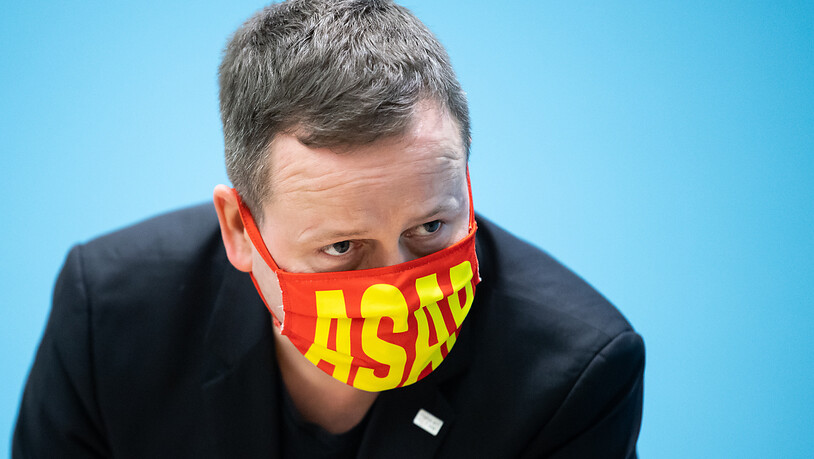 Klaus Lederer (Die Linke), Berliner Kultursenator, steht bei der Pressekonferenz nach der Sitzung des Berliner Senats mit einer Maske mit der Aufschrift "ASAP". Foto: Bernd von Jutrczenka/dpa