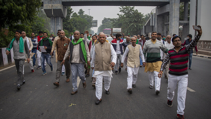 Eine Gruppe indischer Bauern protestiert auf dem Weg zum Wohnsitz des regierenden Mahesh Sharma der Bhartiya Janata Partei. Indische Bauern reichten beim Obersten Gerichtshof eine Petition ein, in der sie die Aufhebung von drei neuen Gesetzen zur…