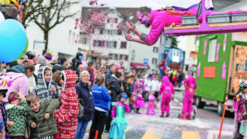 Bunte Fasnacht in Näfels - in Glarus überhaupt keine:  In Näfels ziehen über 30 Fasnachtsgruppen und Guggen auf der Hauptstrasse durchs Dorf und der Umzug in Glarus ist der erste grosse Anlass im Kanton, der dem Coronavirus zum Opfer fällt. 