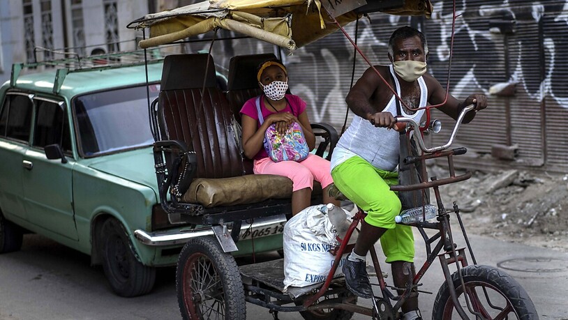 Fahrradtaxi in Havanna. Kuba verlangt künftig bei der Einreise einen negativen Test auf das Coronavirus. Foto: Ramon Espinosa/AP/dpa