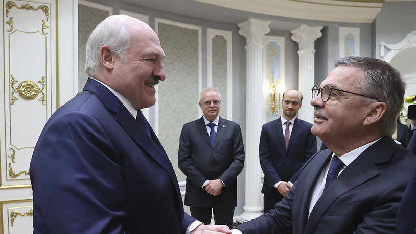 Weissrusslands Präsident Alexander Lukaschenko (links) und IIHF-Präsident René Fasel drücken sich bei ihrem Treffen am Montag fest die Hände