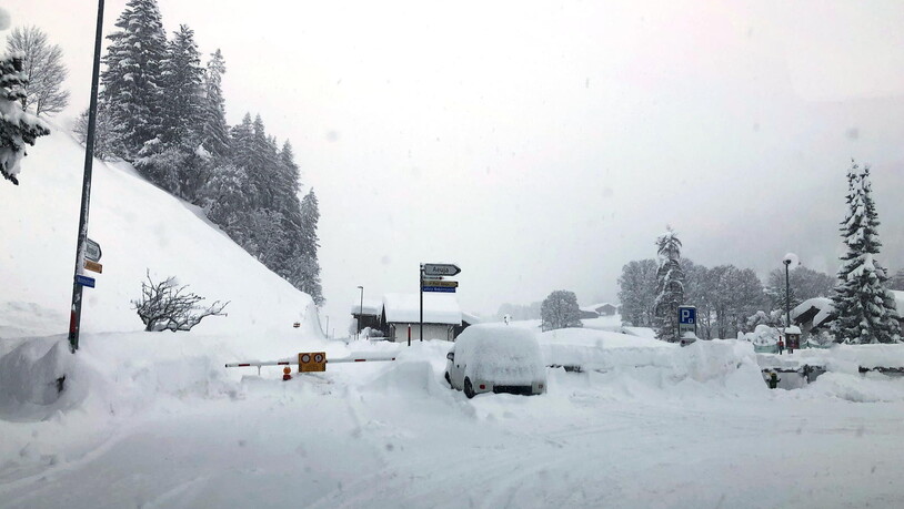 In Klosters ist die Strasse von und nach Monbiel wegen Lawinengefahr gesperrt.