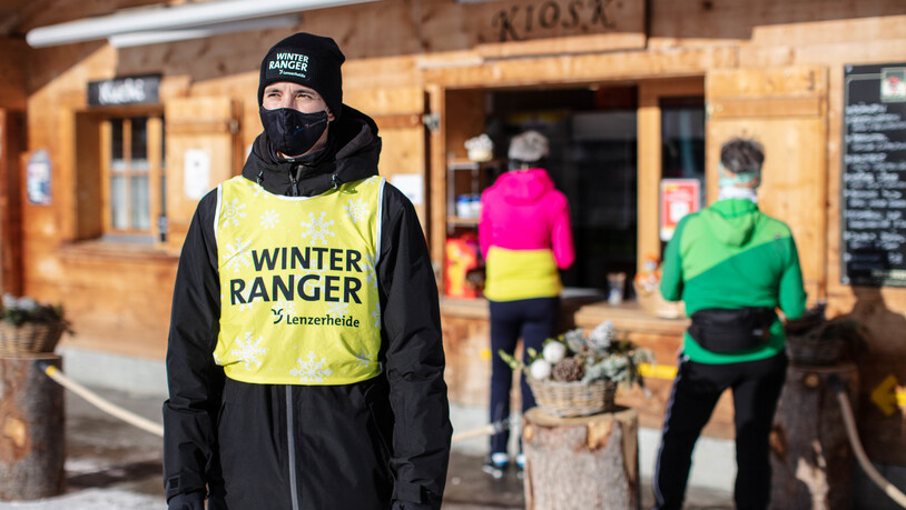 Ein Winter-Ranger im Einsatz am Kiosk am Heidsee.