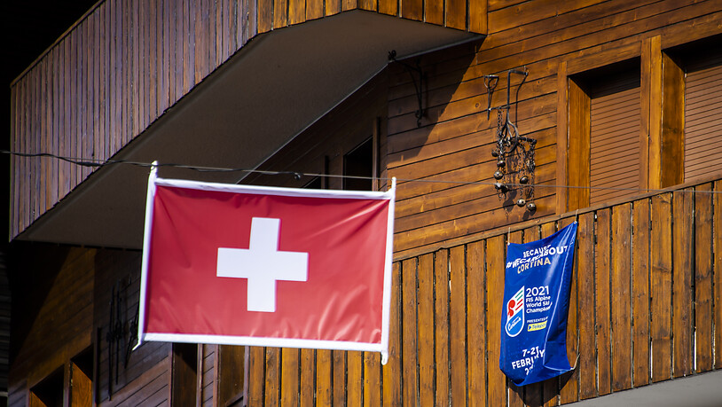 Der Wintersportort ist geschmückt - auch die Schweizer Fahne hängt in Cortina