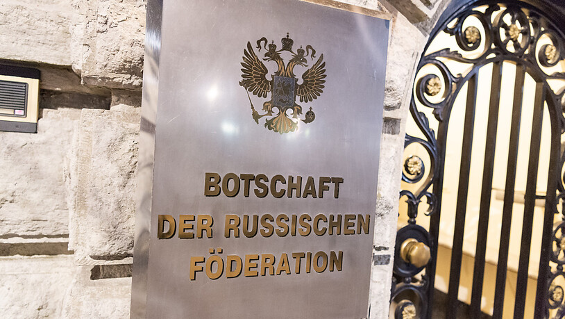 ARCHIV - Als Reaktion auf die Ausweisung eines deutschen Diplomaten aus Russland muss ein Mitarbeiter der russischen Botschaft in Berlin das Land verlassen. Foto: Christophe Gateau/dpa