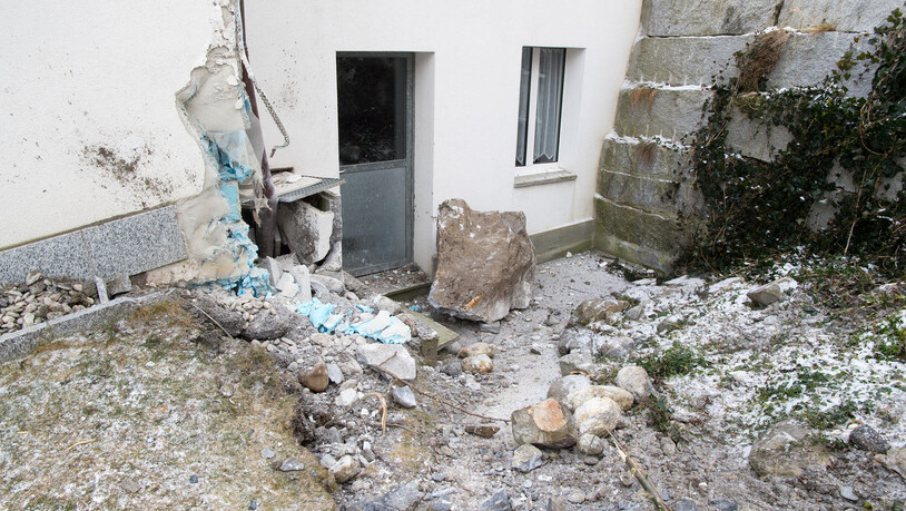 Der Stein hat das Haus massiv beschädigt. Die Bewohner mussten evakuiert werden.