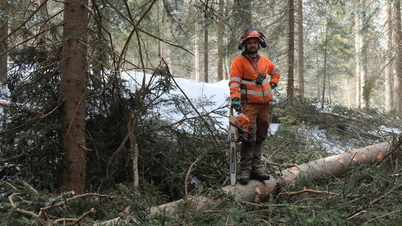 Patrick Hochholdinger arbeitet gerne mit den Lehrlingen zusammen –  auch im Winter. «Um uns über Mittag aufzuwärmen, machen wir jeweils ein Feuer – so habe ich auch immer etwas Warmes zum Zmittag», erzählt er.