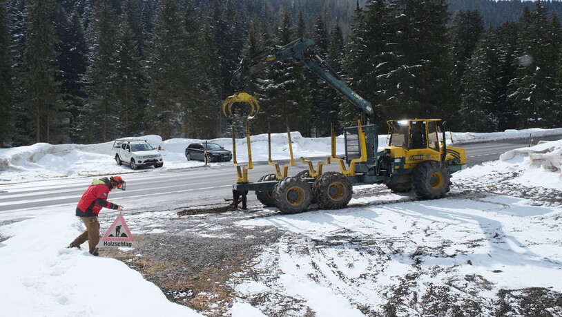 Der Forwarder macht sich bereit für seinen Einsatz im Schnee – das heisst: Ketten anlegen! 