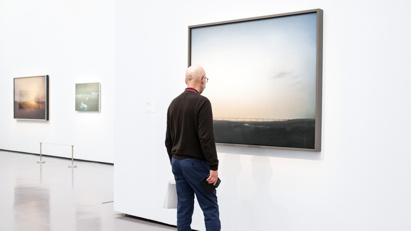 Eine Brücke, die sich über ein grünes Tal spannt: Das Bild "Ruhrtalbrücke" ist ab heute in der Ausstellung "Gerhard Richter. Landschaft" im Kunsthaus Zürich zu sehen.