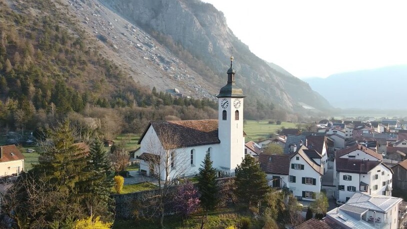 Mitten im Dorf, mitten im Leben: Die Kirche Felsberg soll sanft saniert werden und neue Nutzungsmöglichkeiten erhalten.