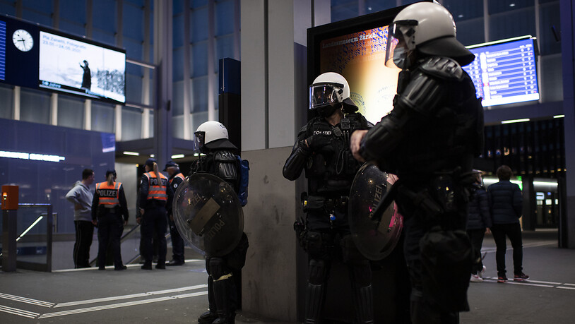 In St. Gallen war die Polizei am Freitagabend wegen erneuten Aufrufen zu Gewalt am Bahnhof und in der Stadt präsent. Es kam zu keinen Ausschreitungen.