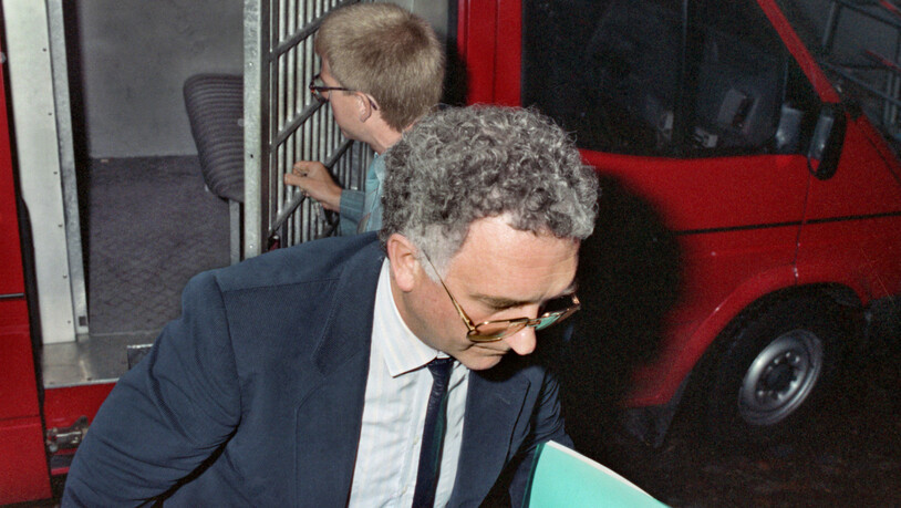Gesenkten Hauptes auf dem Weg ins Zürcher Obergericht: Günther Tschanun, ehemaliger Chef der Zürcher Baupolizei, im August 1990. (Archivbild)