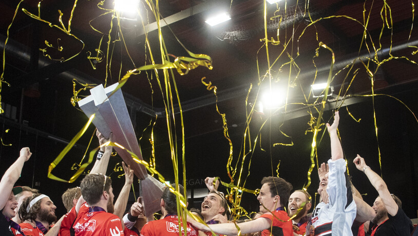 Die Könizer stemmen den Unihockey-Meisterpokal zum zweiten Mal nach 2018 in die Höhe
