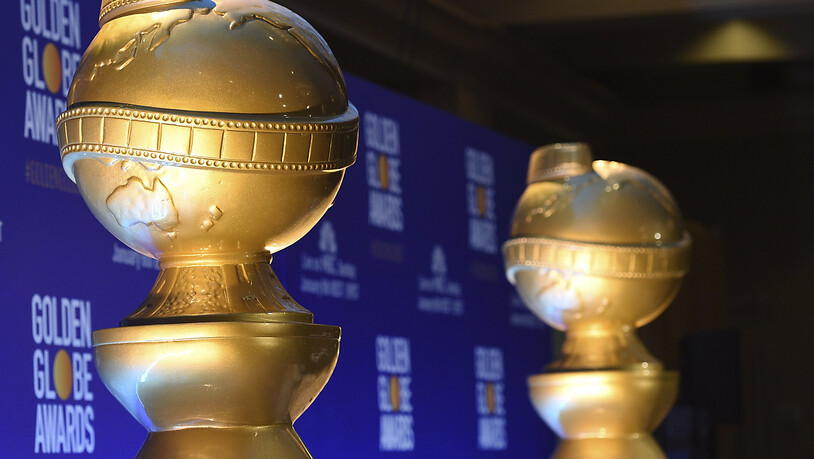 ARCHIV - Statuen in Form der Golden Globes stehen vor der Nominierung für die 76. Golden Globe Awards auf der Bühne. Der für die Vergabe der Golden-Globe-Trophäen zuständige Verband hat sich für Reformen in den eigenen Reihen ausgesprochen. Foto: Chris…