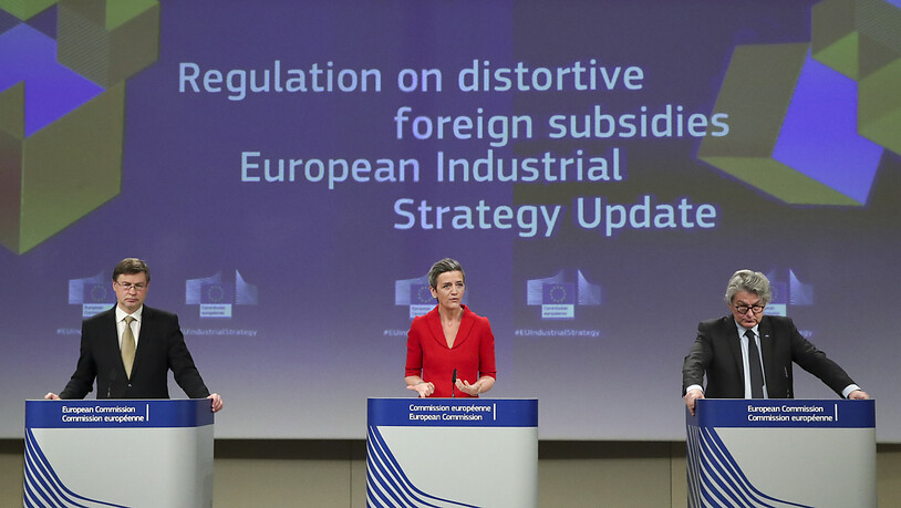 Margrethe Vestager (M), Valdis Dombrovskis (l) und Thierry Breton, Kommisar für den EU-Binnenmarkt, während einer Pressekonferenz. Foto: Yves Herman/Pool Reuters/AP/dpa