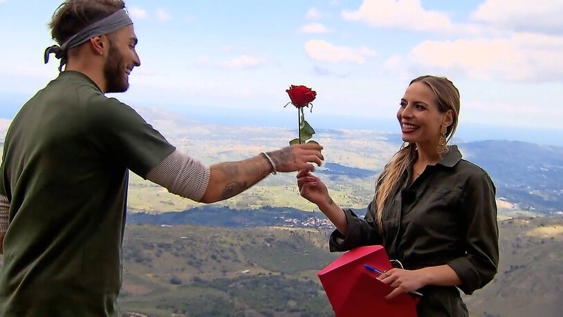 Glücklich: Dina überreicht Burim vor allen anderen Kandiaten eine Rose, wie ein Sceenshot aus der TV-Show zeigt.