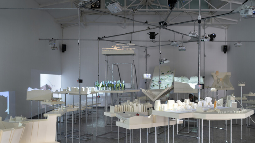 Ein erster Blick in den Schweizer Pavillon an der 17. Internationalen Architekturbiennale in Venedig, die am Samstag eröffnet wird. Die Ausstellung "Orae - Experiences on the Border" setzt sich mit Grenzen auseinander.