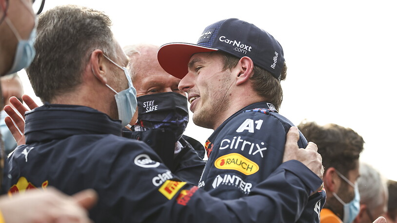Max Verstappen feiert mit Teamchef Christian Horner seinen zwölften Sieg in der Formel 1