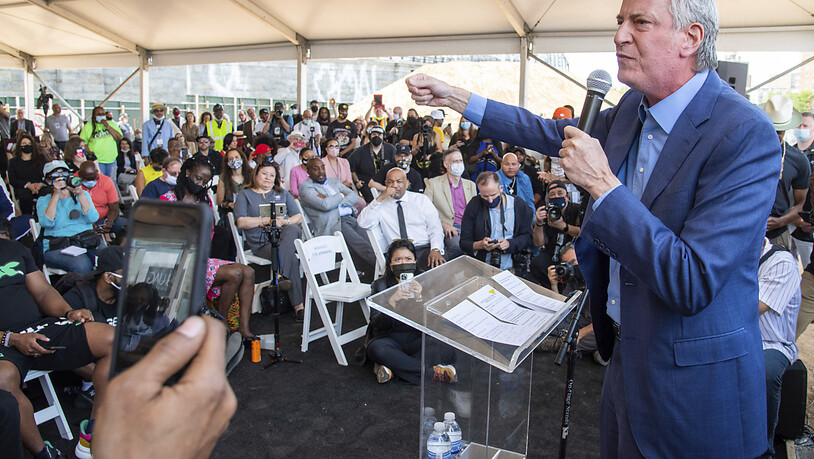 Bill de Blasio, Bürgermeister von New York, spricht während einer Veranstaltung zur Grundsteinlegung des Universal Hip Hop Museum. Foto: Charles Sykes/Invision/AP/dpa