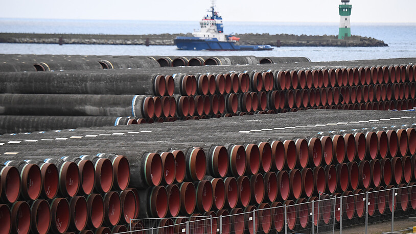 ARCHIV - Die Rohre für den Bau der Erdgaspipeline Nord Stream 2 von Russland nach Deutschland werden im Hafen Mukran auf der Insel Rügen gelagert. Foto: Stefan Sauer/dpa-Zentralbild/dpa