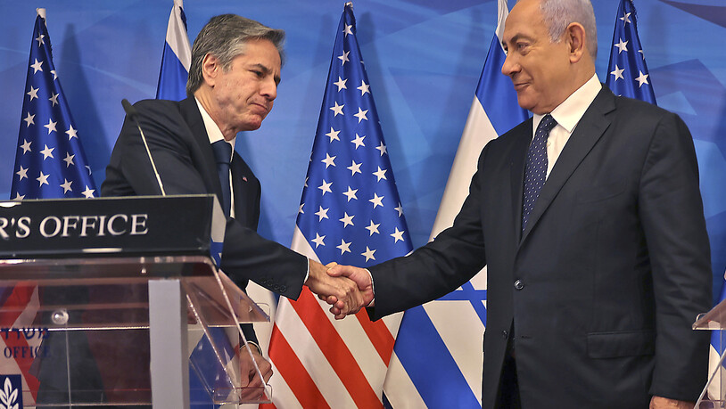 Antony Blinken (l), Außenminister der USA, und Benjamin Netanjahu, Ministerpräsident von Israel, geben sich während einer gemeinsamen Pressekonferenz die Hand. Im Bemühen um eine dauerhafte Waffenruhe im Gaza-Konflikt ist Blinken in Israel eingetroffen…