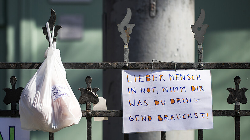 Der Gabenzaun in Zürich, fotografiert im April 2020. Die Initianten wollen damit während der Corona-Krise Bedürftigen helfen.