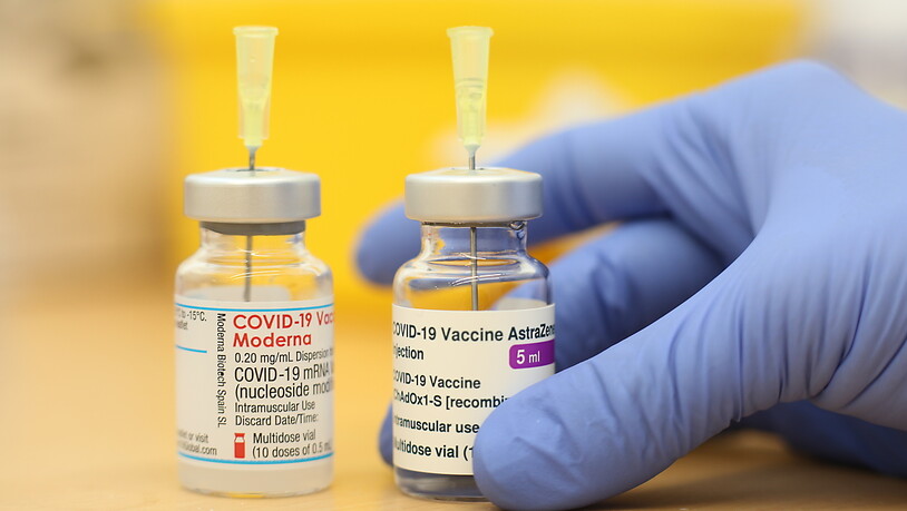 Je eine Dose des Corona-Impfstoffs von Moderna und Astrazeneca stehen auf einem Tisch. Foto: Matthias Bein/dpa-Zentralbild/ZB
