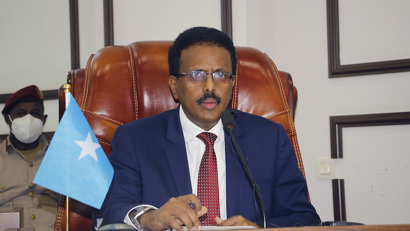 Somalias Präsident Mohamed Abdullahi Mohamed nimmt an einer Parlamentssitzung teil. Er hatte nach den verschobenen Neuwahlen seine Amtszeit zunächst um zwei Jahre verlängert und damit eine schwere politische Krise ausgelöst. Foto: Farah Abdi Warsameh/AP…