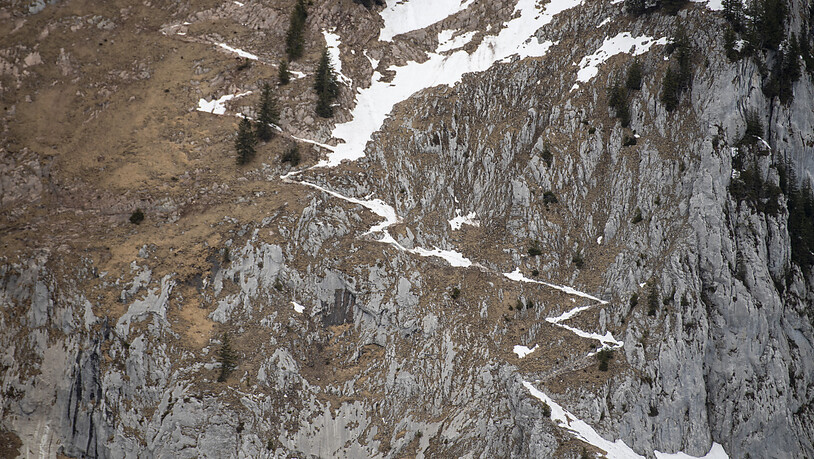 Der Wanderweg am Grossen Mythen war Anfang März noch mit Schnee bedeckt. In dieser Gegend ist am Donnerstag eine Person bei einem Bergunfall ums Leben gekommen. (Archivbild)