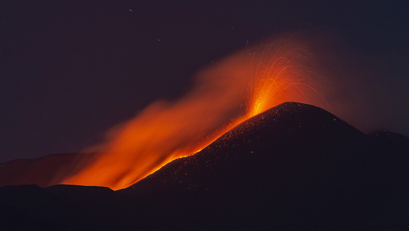 Lava strömt aus dem südlichen Seitenkrater des Ätna, der höchste aktive Vulkan in Europa. Foto: Salvatore Allegra/AP/dpa