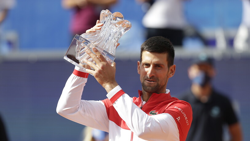 Novak Djokovic hebt nach seinem Turniersieg den Pokal in die Höhe
