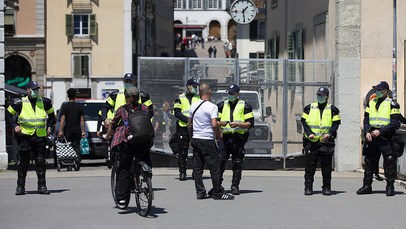 Die Polizei kontrollierte Passanten bei den Zugängen zur Altstadt von Solothurn.