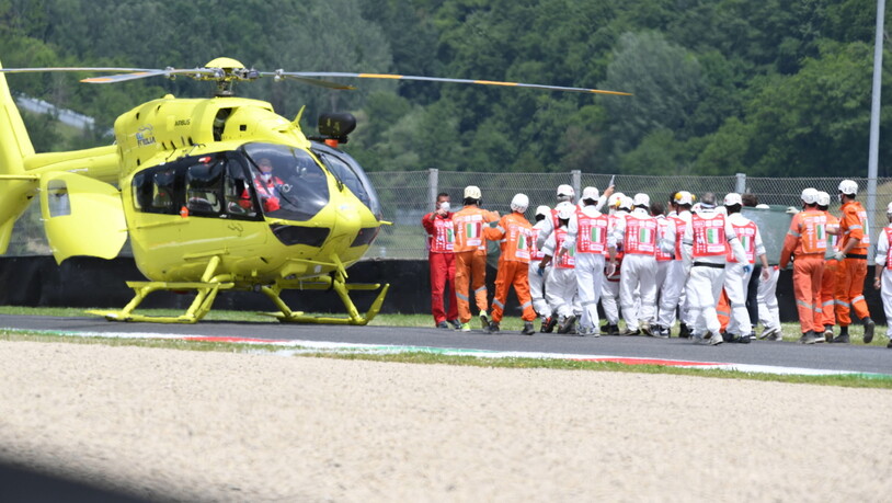 Jason Dupasquier wird nach der Erstversorgung auf der Strecke zum Helikopter getragen. Dieser bringt den Freiburger Moto3-Fahrer ins Spital nach Florenz