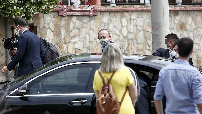 Mevlüt Cavusoglu (M), Außenminister der Türkei, trifft an einem Restaurant ein. Der türkische Außenminister ist zu einem zweitägigen Besuch in Griechenland. Foto: Giannis Papanikos/AP/dpa