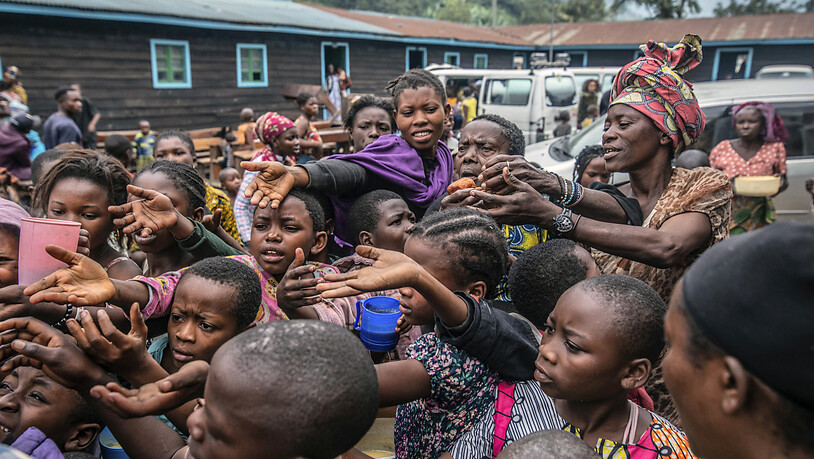 Menschen, die aus Goma geflohen sind, versammeln sich an einer Lebensmittelverteilungsstelle in Sake, wo sie Unterschlupf gefunden haben. In der Millionenstadt Goma spitzt sich die Lage am Vulkan Nyiragongo dramatisch zu. Fast eine halbe Million Menschen…