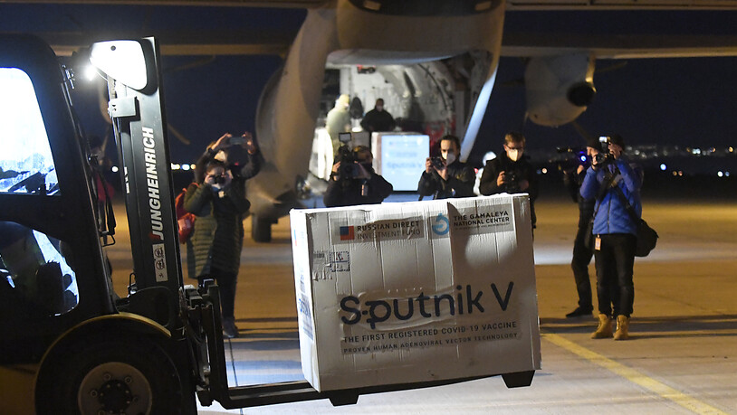 ARCHIV - Ein Gabelstapler transportiert eine Kiste mit Dosen des russischen Corona-Impfstoffs Sputnik V auf dem Flughafen Kosice. Foto: Frantisek Iván/TASR/AP/dpa