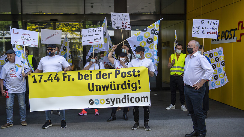 Pierre Yves Maillard, der Präsident des Schweizerischen Gewerkschaftsbundes (rechts), protestiert vor dem Hauptsitz der Post zusammen mit Epsilon-Angestellten gegen einen künftigen Stundenlohn von 17,44 Franken.