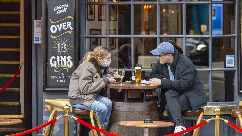 ARCHIV - Gäste sitzen vor dem Cock and Lion Pub in Marylebone.  Mehrere englische Städte wollen das Rauchen zunehmend aus der Außengastronomie verbannen. Foto: Dave Rushen/SOPA Images via ZUMA Wire/dpa