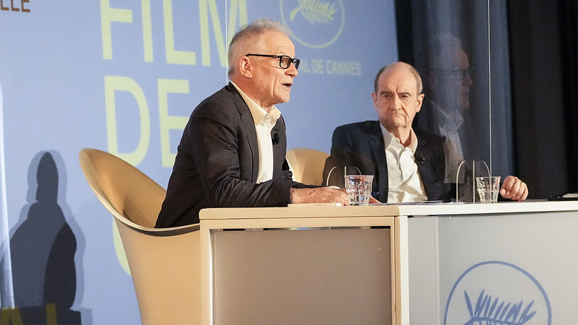 Direktor Thierry Fremaux (l)und Filmfestspiele-Präsident Pierre Lescure stellen bei einer Pressekonferenz die offiziellen Auswahl der 74. Filmfestspiele von Cannes vor. Foto: Francois Mori/AP/dpa