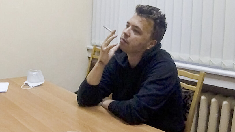 HANDOUT - Das vom belarussischen ONT-Kanal zur Verfügung gestellte Videostandbild zeigt den Aktivisten und Blogger Raman Pratasewitsch, der an einem Tisch sitzt und eine Zigarette raucht. In einem einstündigen Video, das auf dem staatlichen Sender ONT…