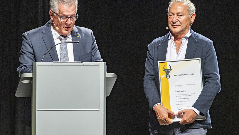 Samih Sawiris mit der Ehrenbürgerurkunde, die ihm der Urner Landratspräsident Ruedy Zgraggen überreicht hat.