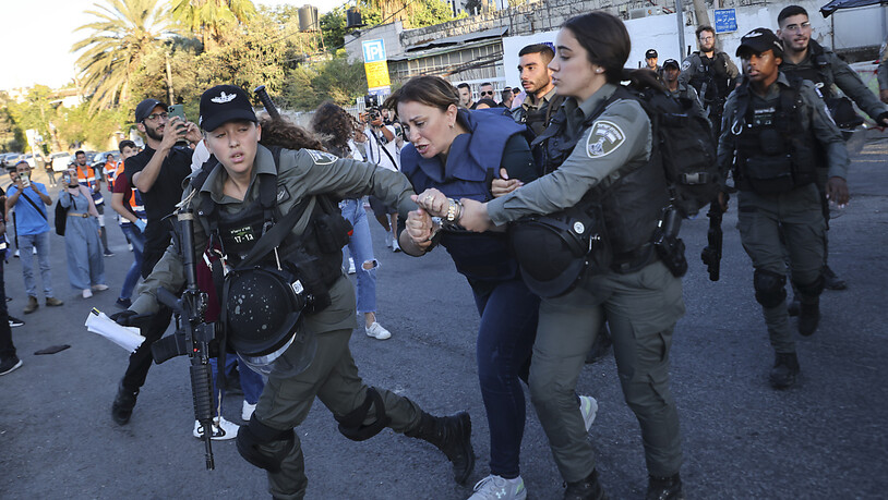 Die Reporterin des katarischen Fernsehsenders Al-Dschasira Givara Budeiri (M) wird von zwei Frauen des israelischen Militärs abgeführt. Während einer Berichterstattung wurde sie gewaltsam in Jerusalem festgenommen. Foto: Oren Ziv/AP/dpa