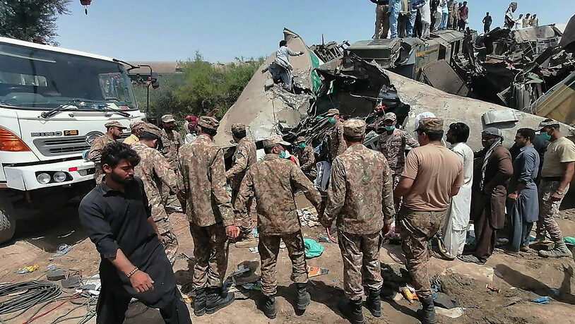 HANDOUT - Truppen der pakistanischen Armee und Rettungskräfte sind am Ort der Zugkollision im Einsatz. Foto: Uncredited/Inter Services Public Relations/AP/dpa - ACHTUNG: Nur zur redaktionellen Verwendung im Zusammenhang mit der aktuellen…