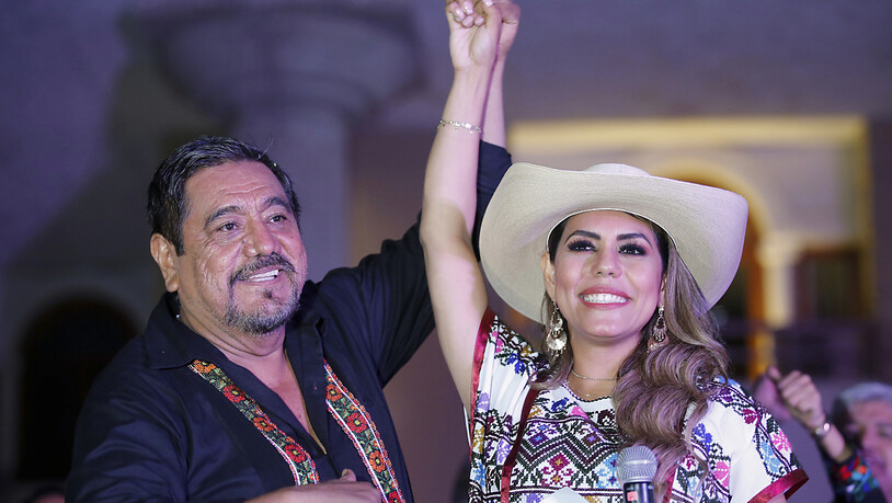 Evelyn Salgado, die für die regierende Morena-Partei als Gouverneurin des Bundesstaates Guerrero kandidiert, und ihr Vater Felix Salgado begrüßen Anhänger während einer Kundgebung zur Feier ihrer Wahl auf dem Zocalo-Platz. Salgado kandidiert anstelle…